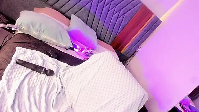 Hilary Smile  online show from January 31, 8:01 pm