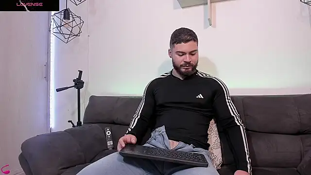 Snapshot of SebastianVilla_ chatting on March 13, 9:48 pm SebastianVilla online show from March 13, 9:48 pm