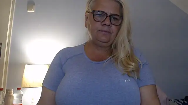 hotladymoon online show from July 27, 7:10 pm