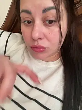 Snapshot of DaisyStreet chatting on April 7, 3:51 am DaisyStreet online show from April 7, 3:51 am