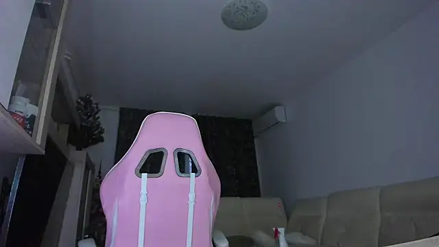 Snapshot of KaylaLaine chatting on January 27, 5:36 am KaylaLaine online show from January 27, 5:36 am