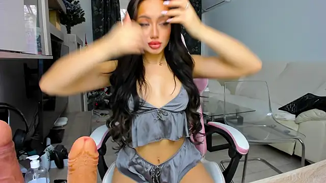 Snapshot of KaylaLaine chatting on February 5, 6:13 am KaylaLaine online show from February 5, 6:13 am