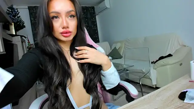 Snapshot of KaylaLaine chatting on February 8, 7:04 am KaylaLaine online show from February 8, 7:04 am