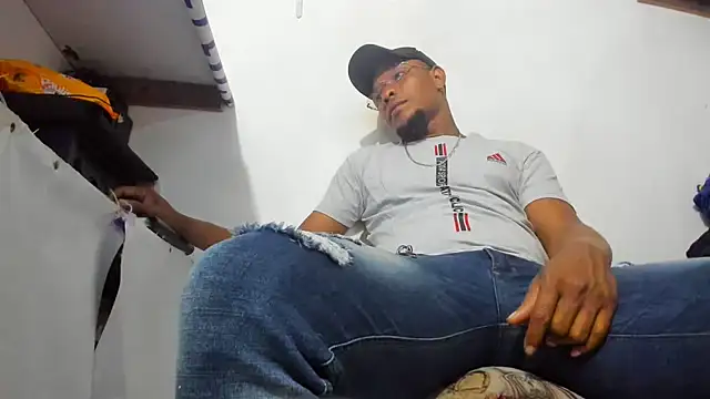 Snapshot of hugo3918_ chatting on November 22, 1:04 am hugo3918 online show from November 22, 1:04 am