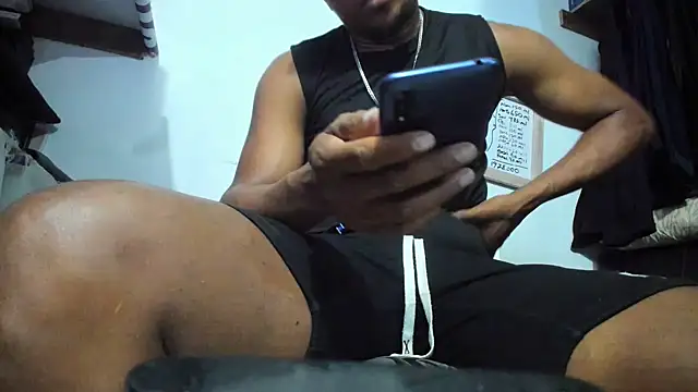 Snapshot of hugo3918_ chatting on May 13, 12:19 am hugo3918 online show from May 13, 12:19 am