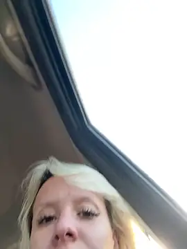 Snapshot of LikaCat chatting on September 26, 2:04 am LikaCat online show from September 26, 2:04 am