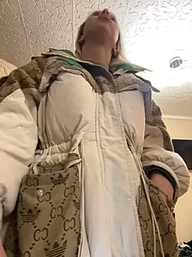 Snapshot of LikaCat chatting on October 2, 4:19 am LikaCat online show from October 2, 4:19 am