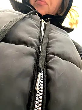 Snapshot of LikaCat chatting on October 6, 3:59 am LikaCat online show from October 6, 3:59 am