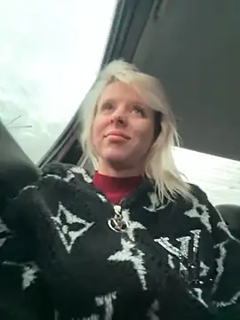 Snapshot of LikaCat chatting on October 30, 1:51 am LikaCat online show from October 30, 1:51 am