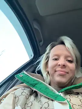 Snapshot of LikaCat chatting on November 1, 1:29 am LikaCat online show from November 1, 1:29 am