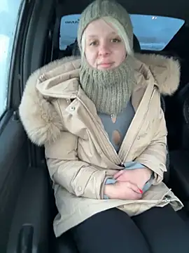 Snapshot of LikaCat chatting on November 11, 2:00 am LikaCat online show from November 11, 2:00 am