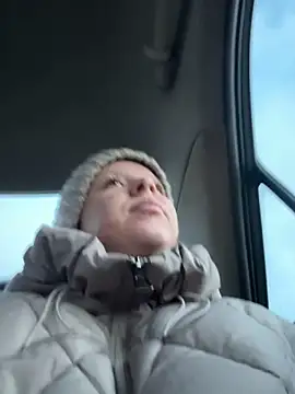 Snapshot of LikaCat chatting on November 13, 1:59 am LikaCat online show from November 13, 1:59 am