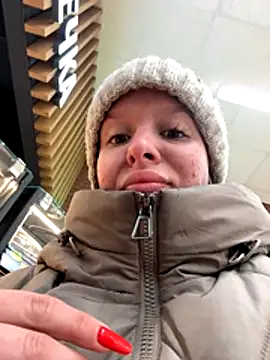 Snapshot of LikaCat chatting on November 21, 2:10 am LikaCat online show from November 21, 2:10 am