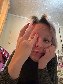 Snapshot of LikaCat chatting on November 28, 3:09 am LikaCat online show from November 28, 3:09 am