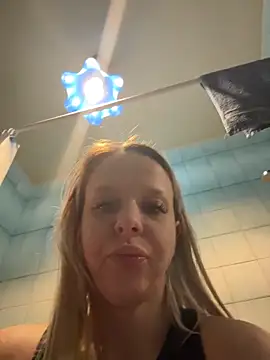 Snapshot of LikaCat chatting on December 15, 3:33 am LikaCat online show from December 15, 3:33 am