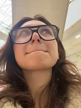 QuitieLia online show from December 8, 8:20 am