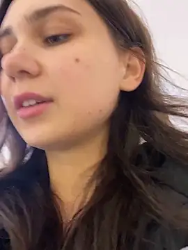 QuitieLia online show from December 9, 3:22 pm