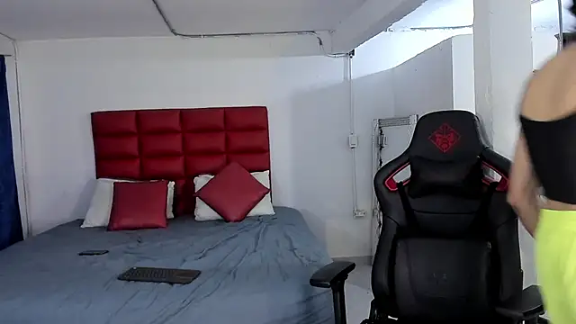 Snapshot of LyonGallego_ chatting on October 13, 6:13 am LyonGallego online show from October 13, 6:13 am