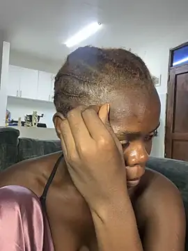 Snapshot of petiteebony_81 chatting on February 11, 7:19 pm petiteebony 81 online show from February 11, 7:19 pm