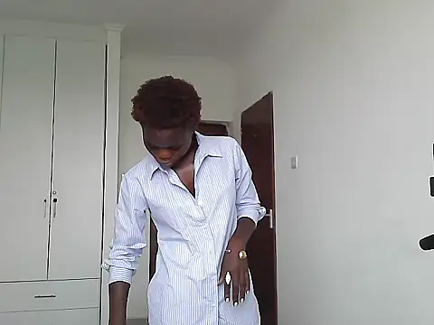 Snapshot of petiteebony_81 chatting on March 12, 7:47 am petiteebony 81 online show from March 12, 7:47 am