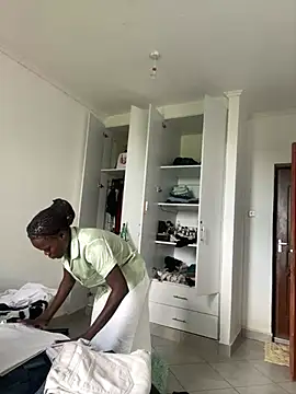 Snapshot of petiteebony_81 chatting on March 19, 6:39 am petiteebony 81 online show from March 19, 6:39 am