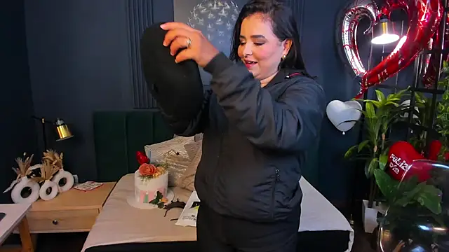 Snapshot of taylor_bennet chatting on February 19, 12:11 pm taylor bennet online show from February 19, 12:11 pm