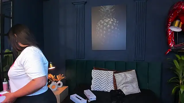 Snapshot of taylor_bennet chatting on February 24, 12:16 pm taylor bennet online show from February 24, 12:16 pm