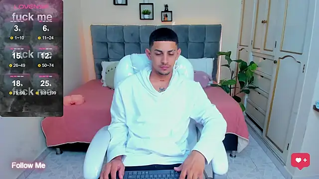 Snapshot of Alex_cute77 chatting on January 11, 12:18 pm Alex cute77 online show from January 11, 12:18 pm