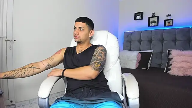 Snapshot of Alex_cute77 chatting on February 7, 12:39 pm Alex cute77 online show from February 7, 12:39 pm