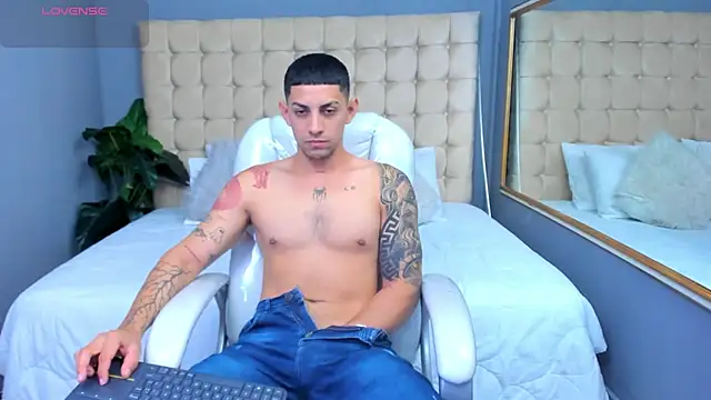 Snapshot of Alex_cute77 chatting on September 11, 12:16 pm Alex cute77 online show from September 11, 12:16 pm