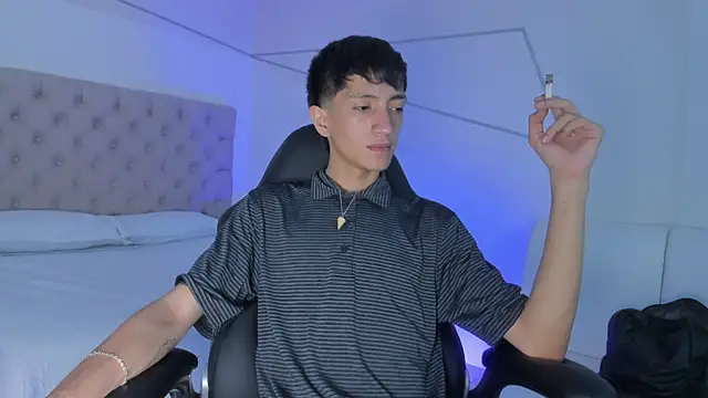 DereckCooperr online show from October 3, 8:50 pm