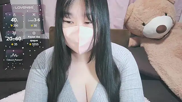 Snapshot of yuinyan3150 chatting on April 1, 1:52 pm yuinyan3150 online show from April 1, 1:52 pm
