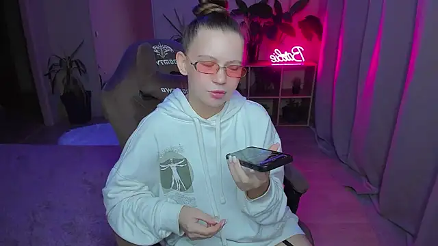 Snapshot of HelloRoxy chatting on December 3, 12:46 am HelloRoxy online show from December 3, 12:46 am