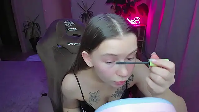 Snapshot of HelloRoxy chatting on December 5, 6:33 pm HelloRoxy online show from December 5, 6:33 pm