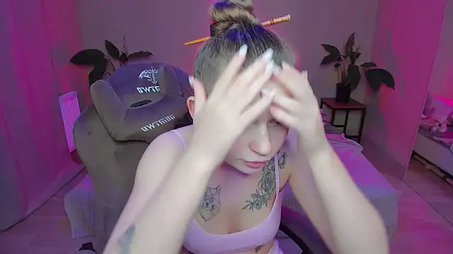 Snapshot of HelloRoxy chatting on December 14, 9:13 pm HelloRoxy online show from December 14, 9:13 pm