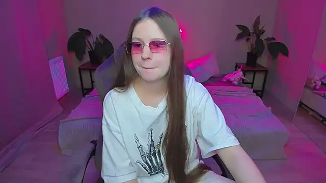 Snapshot of HelloRoxy chatting on December 17, 12:23 am HelloRoxy online show from December 17, 12:23 am