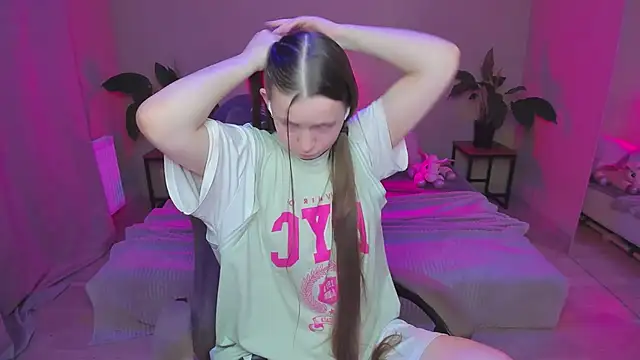 Snapshot of HelloRoxy chatting on December 18, 6:25 pm HelloRoxy online show from December 18, 6:25 pm