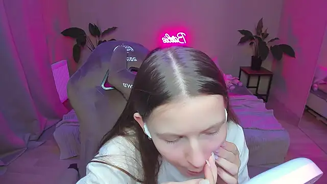 Snapshot of HelloRoxy chatting on December 19, 9:17 pm HelloRoxy online show from December 19, 9:17 pm