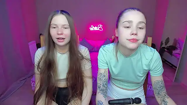 Snapshot of HelloRoxy chatting on January 17, 5:30 pm HelloRoxy online show from January 17, 5:30 pm