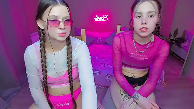 Snapshot of HelloRoxy chatting on January 17, 9:06 pm HelloRoxy online show from January 17, 9:06 pm