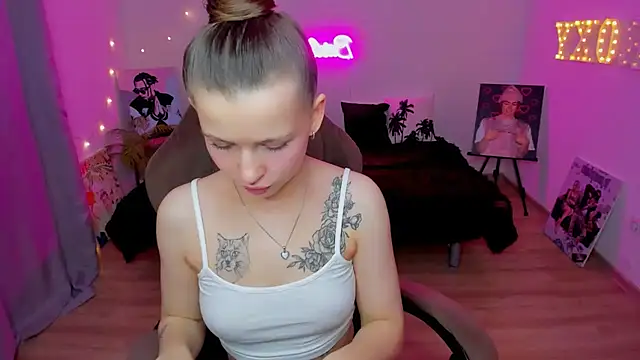 Snapshot of HelloRoxy chatting on November 3, 7:15 pm HelloRoxy online show from November 3, 7:15 pm