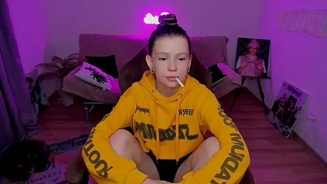 Snapshot of HelloRoxy chatting on February 17, 5:52 pm HelloRoxy online show from February 17, 5:52 pm