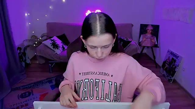 Snapshot of HelloRoxy chatting on February 21, 12:22 am HelloRoxy online show from February 21, 12:22 am