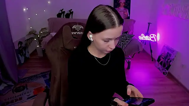 Snapshot of HelloRoxy chatting on March 16, 11:31 pm HelloRoxy online show from March 16, 11:31 pm