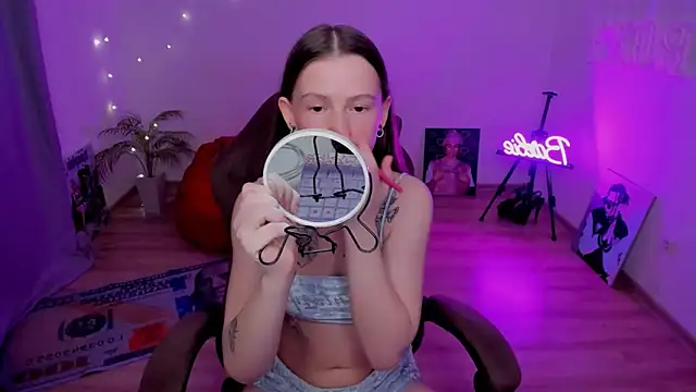 Snapshot of HelloRoxy chatting on March 25, 6:58 pm HelloRoxy online show from March 25, 6:58 pm