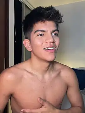 Snapshot of santiago_01 chatting on December 15, 4:40 am santiago 01 online show from December 15, 4:40 am