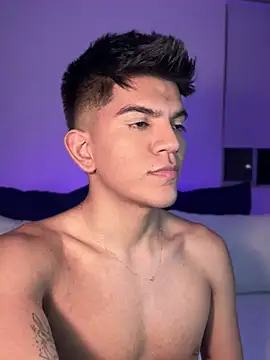 Snapshot of santiago_01 chatting on January 12, 4:10 am santiago 01 online show from January 12, 4:10 am