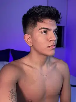 Snapshot of santiago_01 chatting on January 14, 3:32 am santiago 01 online show from January 14, 3:32 am