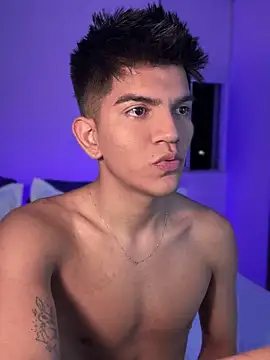 Snapshot of santiago_01 chatting on January 17, 12:53 am santiago 01 online show from January 17, 12:53 am