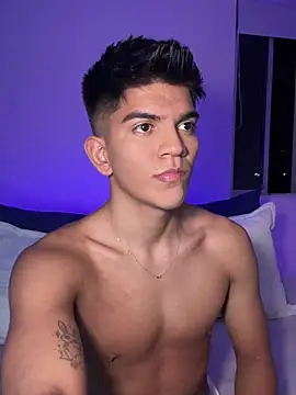 Snapshot of santiago_01 chatting on January 22, 3:41 am santiago 01 online show from January 22, 3:41 am